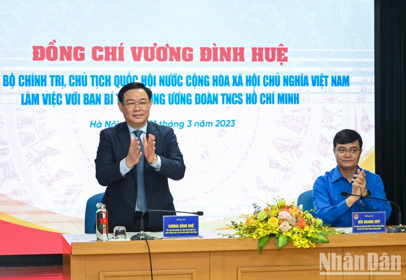 El presidente de la Asamblea Nacional Vuong Dinh Hue y el primer secretariado de la UJCHCM Bui Quang Huy presiden el evento. El presidente de la Asamblea Nacional Vuong Dinh Hue y el primer secretariado de la UJCHCM Bui Quang Huy presiden el evento.