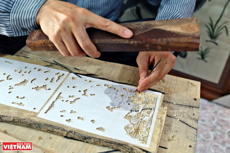 La fase de grabar en tabletas de madera para formar moldes de impresión de las pinturas de Dong Ho.