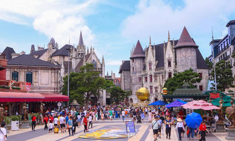 La zona turística Sun World Ba Na Hills es un destino que atrae a un gran número de turistas. La zona turística Sun World Ba Na Hills es un destino que atrae a un gran número de turistas.