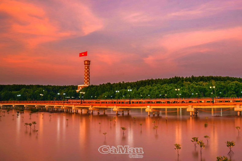 Amanecer en la Torre de la Bandera en el cabo. Amanecer en la Torre de la Bandera en el cabo.