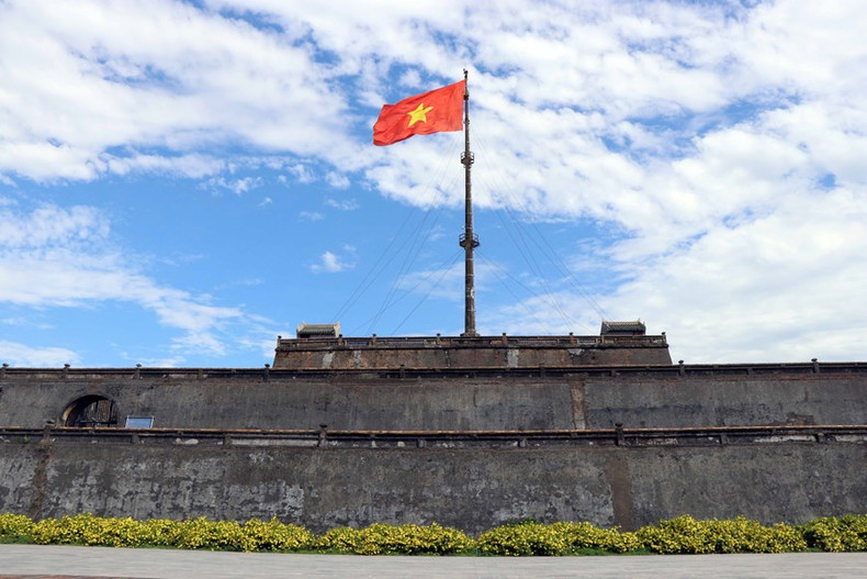 Bandera roja con la estrella amarilla ondeando en la plaza Ngo Mon. Bandera roja con la estrella amarilla ondeando en la plaza Ngo Mon.