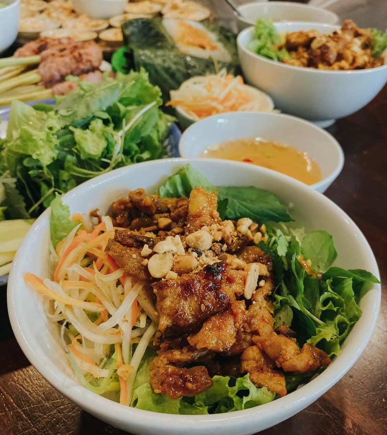 Fideos de arroz con carne asada. Fideos de arroz con carne asada.