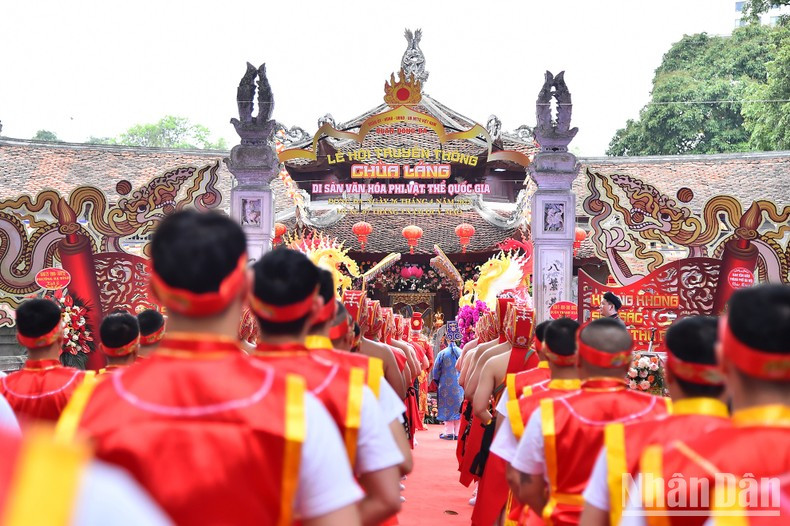 El antiguo Templo Lang, en la aldea de Lang, se construyó durante el reinado del rey Ly Anh Tong (1138-1175) y fue reconocido como Monumento Histórico-Arquitectónico Nacional en 1962. El antiguo Templo Lang, en la aldea de Lang, se construyó durante el reinado del rey Ly Anh Tong (1138-1175) y fue reconocido como Monumento Histórico-Arquitectónico Nacional en 1962.