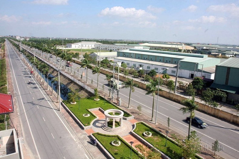 Carretera intercomunal en el distrito de Dan Phuong: el primer distrito que cumplió con criterios de de la nueva zona rural en Hanói.