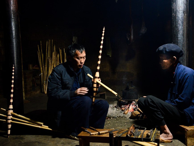 La profesión de hacer Khen de un padre y su hijo Mua Mi Sinh (aldea de Sang Pa B, ciudad de Meo Vac, distrito de Meo Vac de Ha Giang) se ha transmitido de generación en generación.