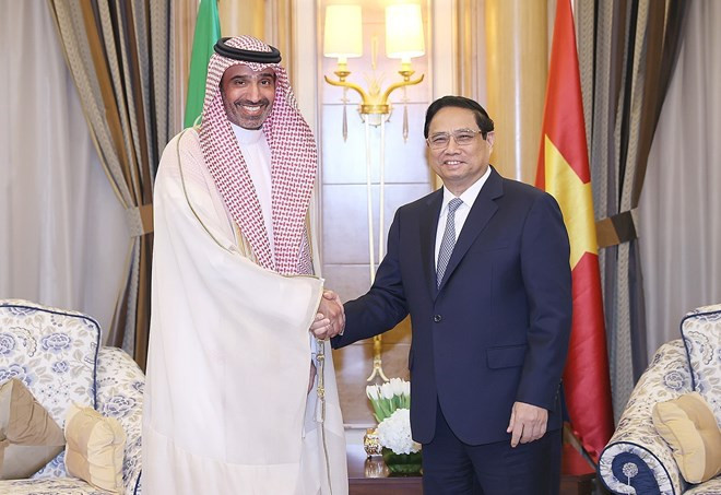 El primer ministro de Vietnam, Pham Minh Chinh, y el ministro saudita de Recursos Humanos y Desarrollo Social, Ahmed Al-Rajhi. (Fotografía:VNA)