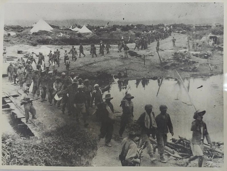 Los soldados franceses agitaron una bandera blanca para rendirse en 1954. (Tabla de ilustraciones del Ministerio de Asuntos Exteriores)