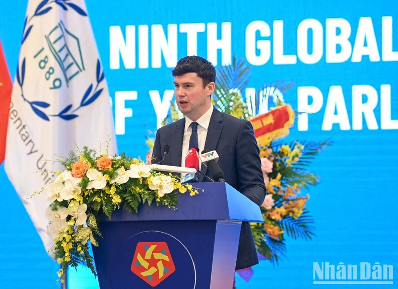 El presidente del Foro de Jóvenes Parlamentarios, Dan Carden, habla en la ceremonia de apertura. El presidente del Foro de Jóvenes Parlamentarios, Dan Carden, habla en la ceremonia de apertura.