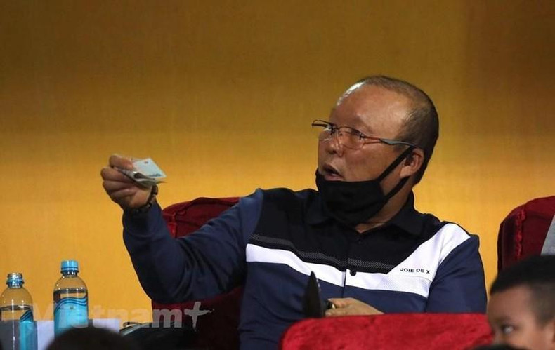 Al presentarse en el partido Viettel-Binh Duong el 19 de octubre, Park Hang-seo, sin pensarlo dos veces, hizo una donación a los damnificados por las tormentas en el centro de Vietnam. Al presentarse en el partido Viettel-Binh Duong el 19 de octubre, Park Hang-seo, sin pensarlo dos veces, hizo una donación a los damnificados por las tormentas en el centro de Vietnam.