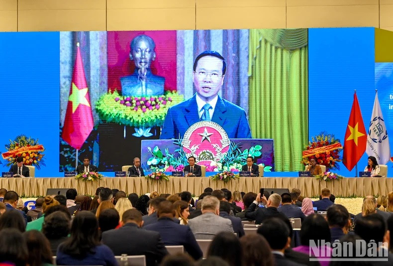 Discurso grabado del presidente Vo Van Thuong dando la bienvenida a la IX Conferencia Global de Jóvenes Parlamentarios. (Fotografía: Nhan Dan) Discurso grabado del presidente Vo Van Thuong dando la bienvenida a la IX Conferencia Global de Jóvenes Parlamentarios. (Fotografía: Nhan Dan)