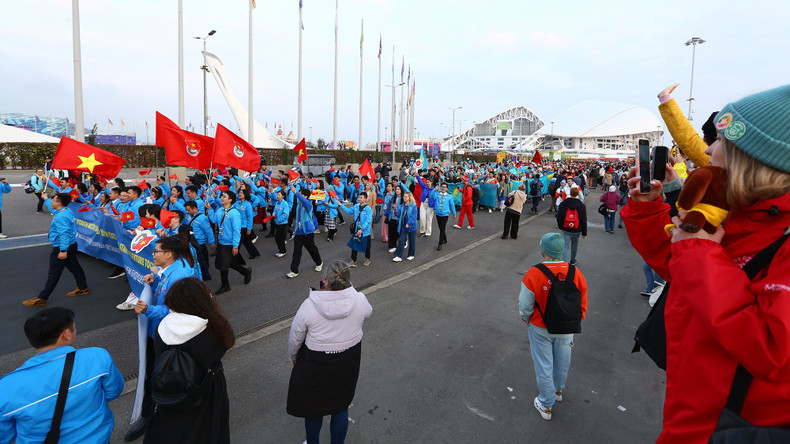 Las delegaciones caminan a lo largo de la Plaza de Medalla, cantando y poniendo de relieve la identidad nacional, la juventud, el amor y la solidaridad.