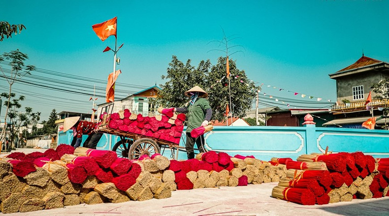 Todos los miembros de la familia participan en los pasos de elaboración de inciensos, desde cortar bambú y mojar las varillas en tinte rosa hasta secar al aire libre y producir pasta de incienso.