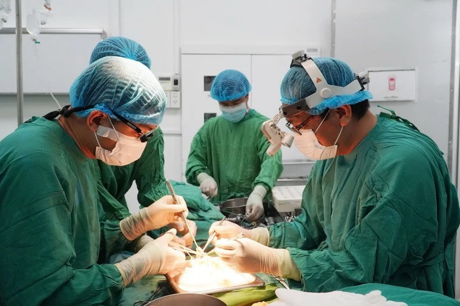 La cirugía que involucra al Hospital Cho Ray en Ciudad Ho Chi Minh y el Hospital de Amistad Vietnam-Alemania en Hanói. (Fotografía: VNA) La cirugía que involucra al Hospital Cho Ray en Ciudad Ho Chi Minh y el Hospital de Amistad Vietnam-Alemania en Hanói. (Fotografía: VNA)