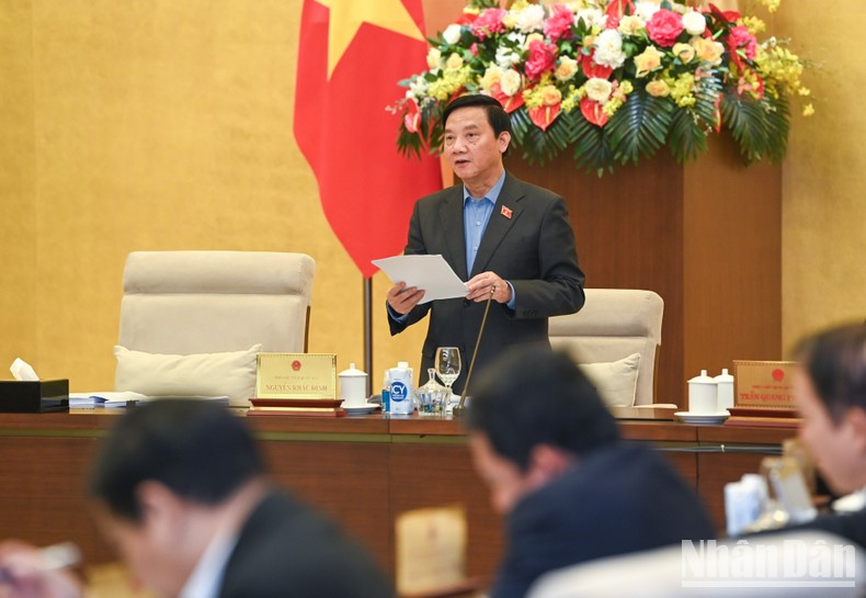 El vicetitular parlamentario Nguyen Khac Dinh preside el debate sobre el borrador de la Ley de Capitalidad (enmendada).