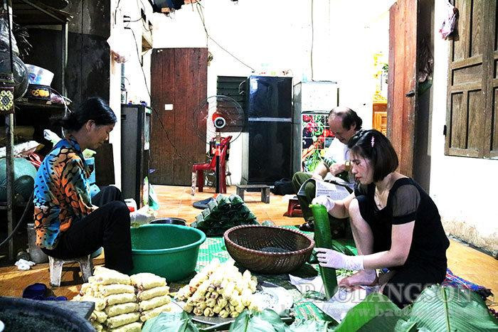 La familia de La Thi Chuyen ha sido el mayor productor de Banh Chung Den en el distrito de Bac Son. Cada persona está a cargo de un proceso diferente en la producción. La familia de La Thi Chuyen ha sido el mayor productor de Banh Chung Den en el distrito de Bac Son. Cada persona está a cargo de un proceso diferente en la producción.