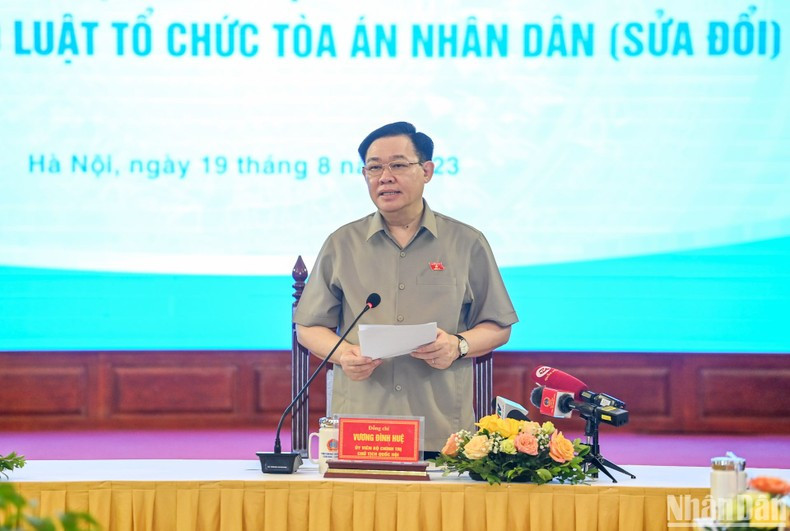 Vuong Dinh Hue interviene en el evento. Vuong Dinh Hue interviene en el evento.