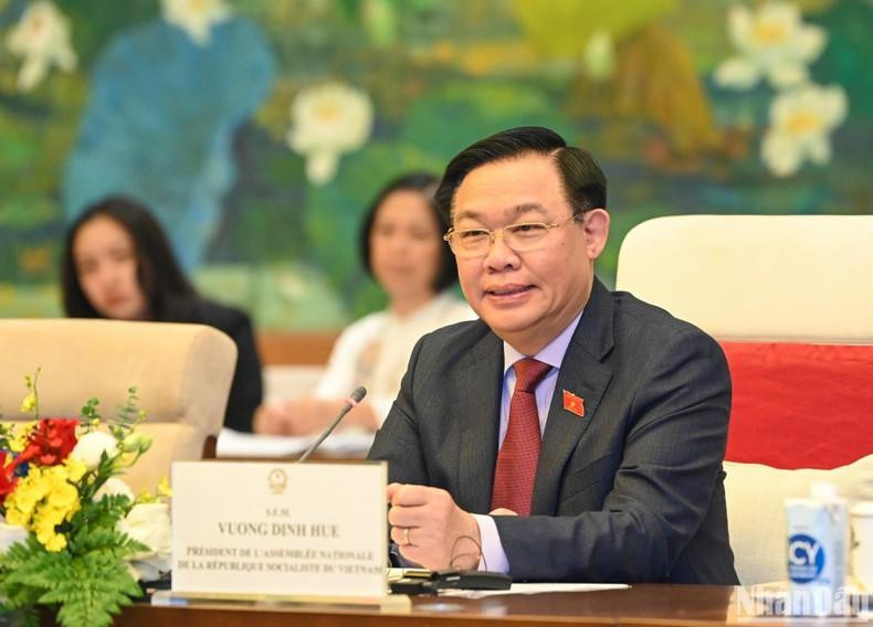 Vuong Dinh Hue interviene en el encuentro. Vuong Dinh Hue interviene en el encuentro.