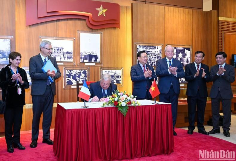 Gérard Larcher escribe en el Libro de visita en la Sala. Gérard Larcher escribe en el Libro de visita en la Sala.