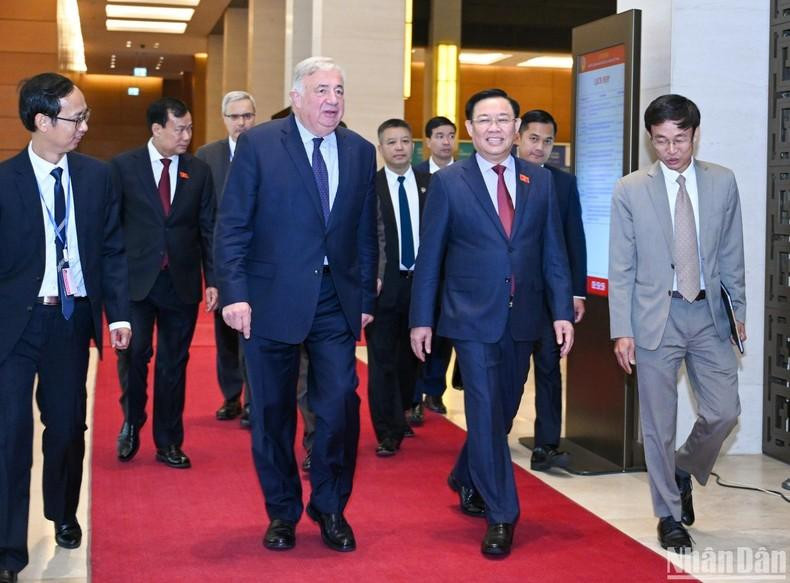 Los dos dirigentes legislativos intercambian antes del encuentro oficial. Los dos dirigentes legislativos intercambian antes del encuentro oficial.