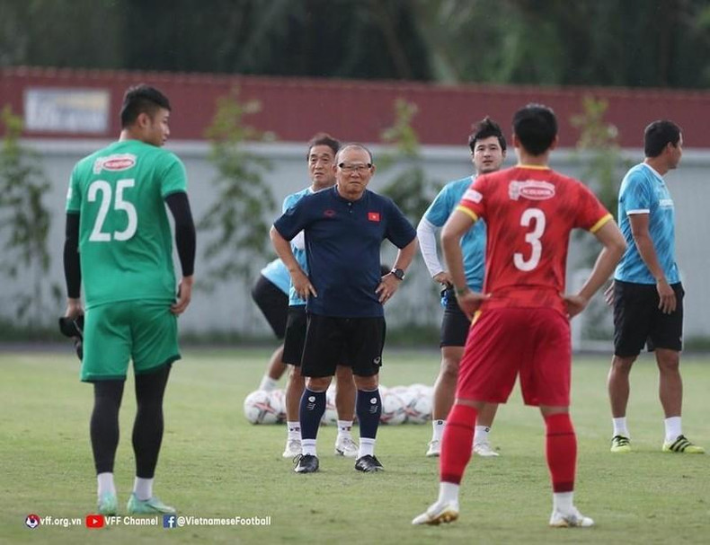 El entrenador observa a sus discípulos. El entrenador observa a sus discípulos.