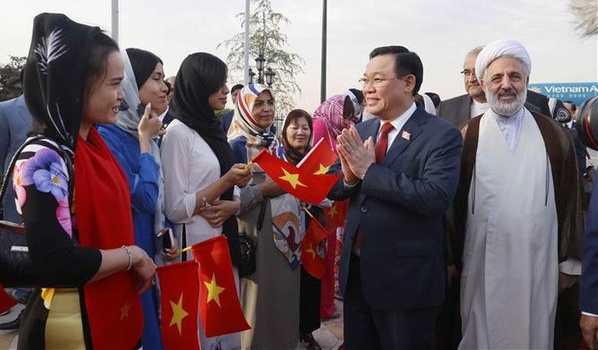 La comunidad vietnamita recibe al presidente de la Asamblea Nacional de Vietnam, Vuong Dinh Hue, en el aeropuerto de Mehrabad, capital de Teherán. (Fotografía:VNA) La comunidad vietnamita recibe al presidente de la Asamblea Nacional de Vietnam, Vuong Dinh Hue, en el aeropuerto de Mehrabad, capital de Teherán. (Fotografía:VNA)