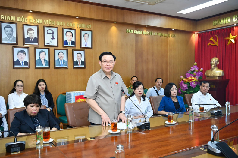 Vuong Dinh Hue y los médicos del Hospital de Bach Mai.