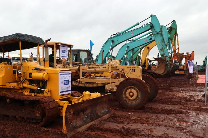 Vehículos motorizados en el sitio de construcción. Vehículos motorizados en el sitio de construcción.