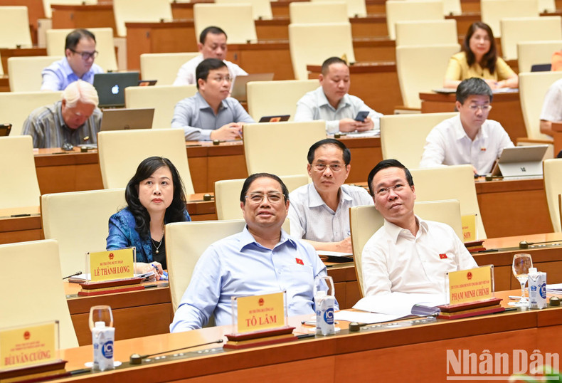 El presidente Vo Van Thuong, el primer ministro Pham Minh Chinh y los diputados en la sesión de interpelación. El presidente Vo Van Thuong, el primer ministro Pham Minh Chinh y los diputados en la sesión de interpelación.