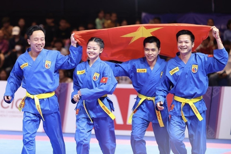 Los atletas Lam Thi Thuy My, Le Toan Trung, Doan Hoang Tham y Lam Tri Linh celebraron su victoria después de ganar una medalla de oro en la disciplina de Vovinam en los SEA Games 32.