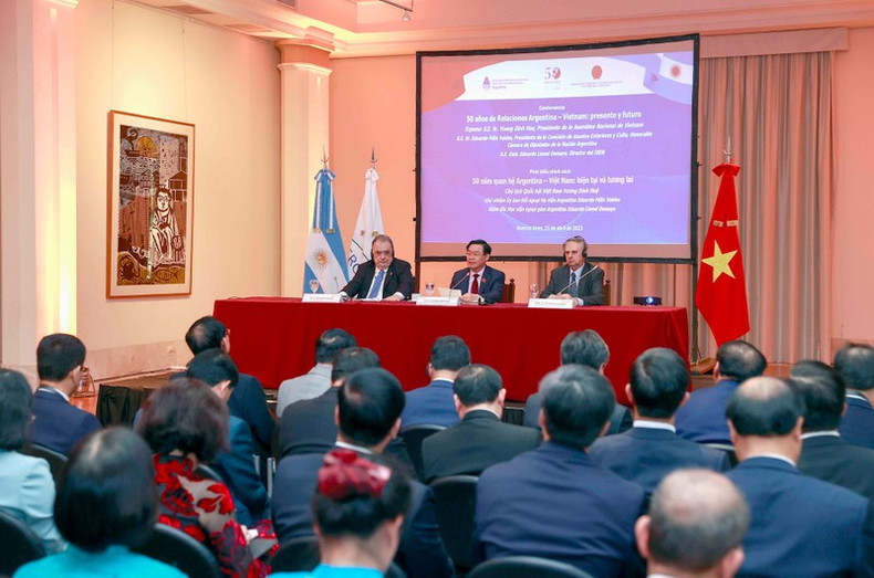 La celebración del 50 aniversario de las relaciones Vietnam-Argentina se organiza en el Palacio de San Martín, la sede del Ministerio de Relaciones Exteriores, Comercio Internacional y Culto del país latinoamericano.