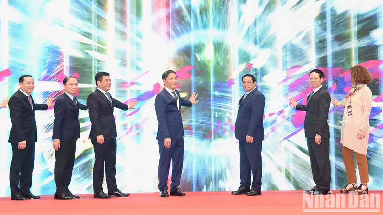 El primer ministro Pham Minh Chinh y los delegados inauguran la Exposición de la Industria 4.0 2023.