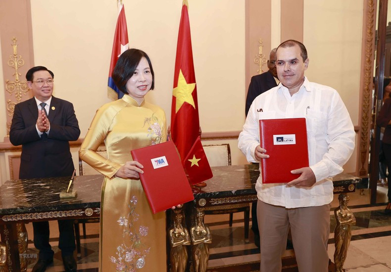 Los dos presidentes legislativos presencian la rúbrica del Acuerdo de cooperación entre la Agencia de Noticias de Vietnam (VNA) y Prensa Latina de Cuba. Los dos presidentes legislativos presencian la rúbrica del Acuerdo de cooperación entre la Agencia de Noticias de Vietnam (VNA) y Prensa Latina de Cuba.