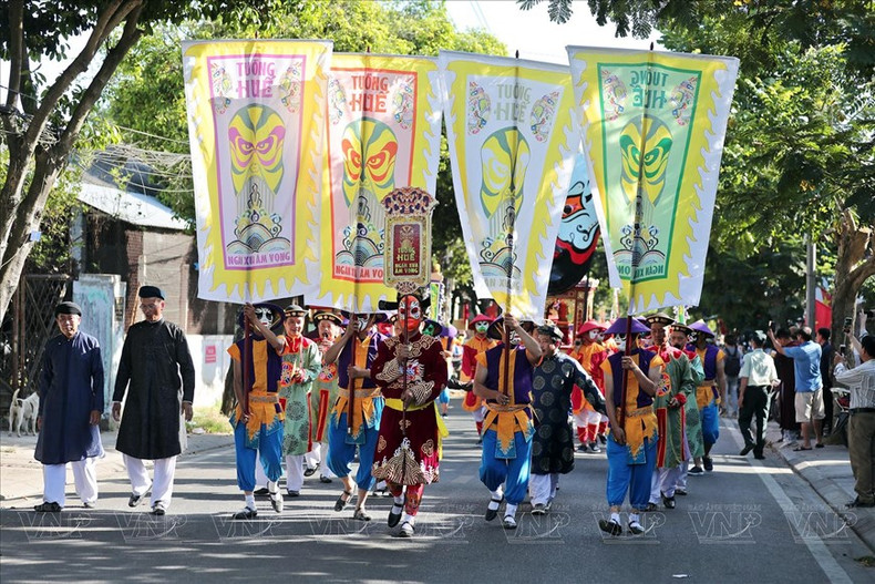 Artistas de Hue participan en la promoción del arte de la corte real de Hue.