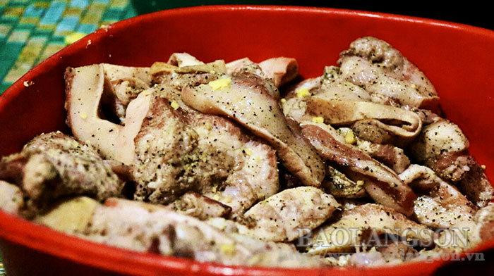 El relleno consta de frijoles verdes y carne de cerdo. La carne seleccionada debe ser la panceta, cortada en trozos grandes y marinada a gusto. El relleno consta de frijoles verdes y carne de cerdo. La carne seleccionada debe ser la panceta, cortada en trozos grandes y marinada a gusto.