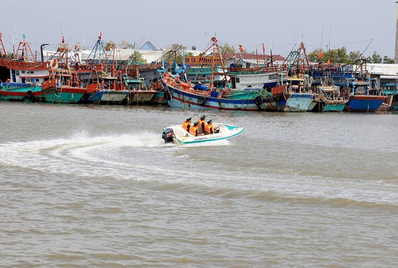 Oficiales y soldados de la guardia fronteriza de Rach Goc, de la provincia sureña de Ca Mau, patrullan y controlan en la zona marítima local. Oficiales y soldados de la guardia fronteriza de Rach Goc, de la provincia sureña de Ca Mau, patrullan y controlan en la zona marítima local.