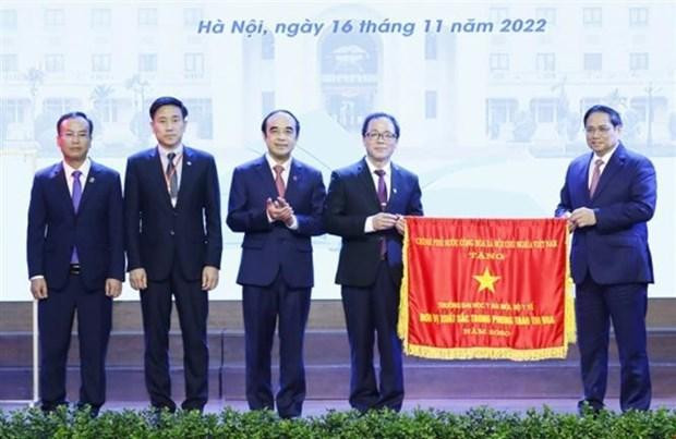 El primer ministro de Vietnam, Pham Minh Chinh, entrega una distinción a la Universidad de Medicina de Hanoi (Foto: VNA) El primer ministro de Vietnam, Pham Minh Chinh, entrega una distinción a la Universidad de Medicina de Hanoi (Foto: VNA)
