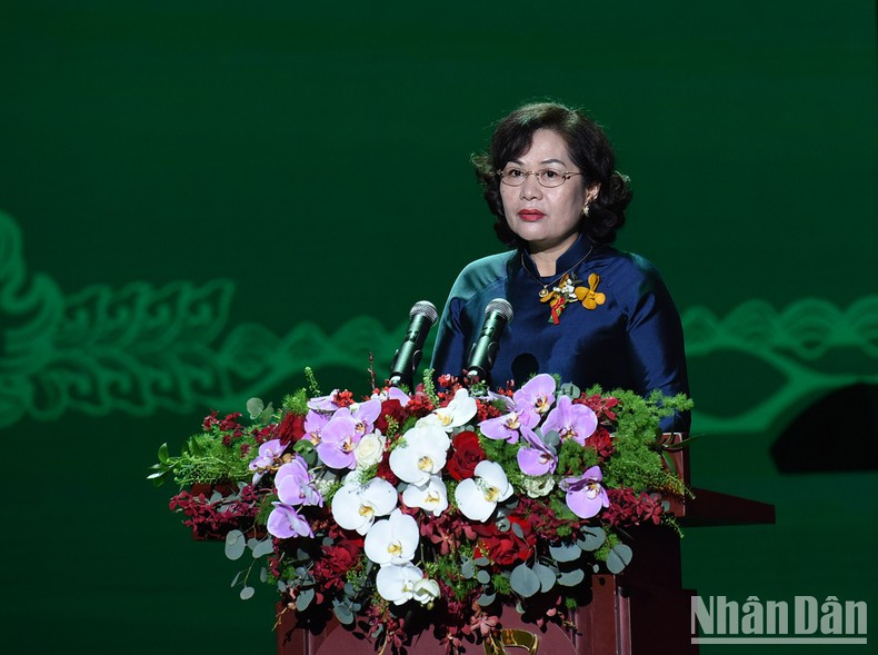 La gobernadora del Banco Estatal de Vietnam, Nguyen Thi Hong, interviene en el evento.