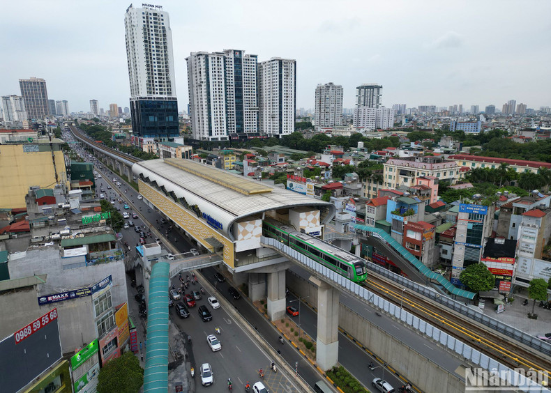 El ferrocarril urbano Cat Linh-Ha Dong, conectado a la red ferroviaria de Hanoi, recorre 13,05 kilómetros desde Cat Linh a Yen Nghia con 12 estaciones elevadas. Cada tren consta de cuatro vagones con capacidad para 960 pasajeros, una velocidad máxima de 80 kilómetros por hora y una duración del trayecto de 23 minutos. El ferrocarril urbano Cat Linh-Ha Dong, conectado a la red ferroviaria de Hanoi, recorre 13,05 kilómetros desde Cat Linh a Yen Nghia con 12 estaciones elevadas. Cada tren consta de cuatro vagones con capacidad para 960 pasajeros, una velocidad máxima de 80 kilómetros por hora y una duración del trayecto de 23 minutos.