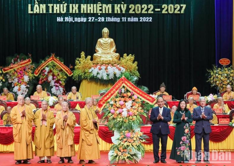El presidente Nguyen Xuan Phuc otorga flores a la Sangha Budista. El presidente Nguyen Xuan Phuc otorga flores a la Sangha Budista.