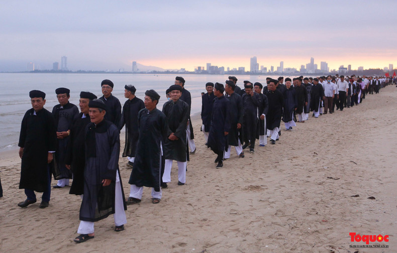 La gente se reunieron desde temprano en la plataforma principal para la ceremonia de adoración y oraron por capturas abundantes y un tiempo favorable en el mar. La gente se reunieron desde temprano en la plataforma principal para la ceremonia de adoración y oraron por capturas abundantes y un tiempo favorable en el mar.