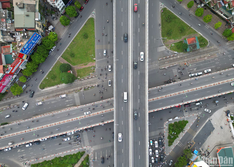 Se espera que la carretera de circunvalación elevada 2 resuelva la congestión del tráfico y propicie el desarrollo, los negocios y los servicios a los residentes en la zona. Se espera que la carretera de circunvalación elevada 2 resuelva la congestión del tráfico y propicie el desarrollo, los negocios y los servicios a los residentes en la zona.