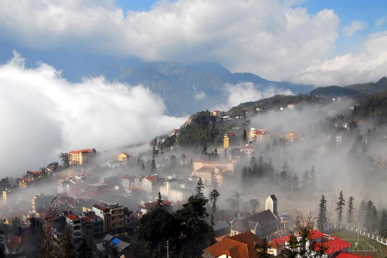 Escena de un distrito de ensueño, campos de arroz en terrazas de color dorado, mares de nubes blancas tan suaves como el algodón en medio del valle de Sapa. Escena de un distrito de ensueño, campos de arroz en terrazas de color dorado, mares de nubes blancas tan suaves como el algodón en medio del valle de Sapa.