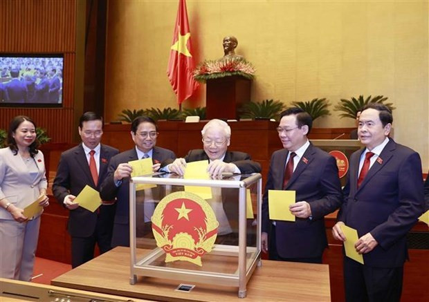El secretario general del Partido Comunista de Vietnam, Nguyen Phu Trong, y los dirigentes del Estado, Gobierno y Asamblea Nacional votan para elegir al Presidente del país. (Fotografía: VNA)