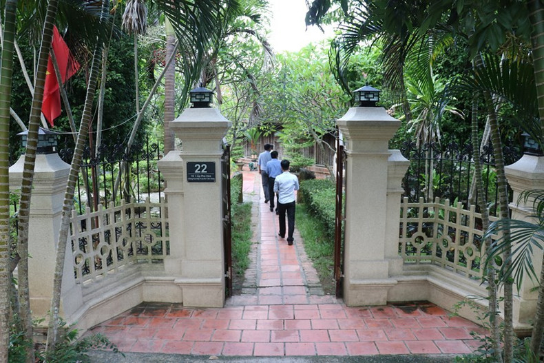 La entrada de la casa en el pueblo de Dong Hoa Hiep, distrito de Cai Be, provincia de Tien Giang. La entrada de la casa en el pueblo de Dong Hoa Hiep, distrito de Cai Be, provincia de Tien Giang.
