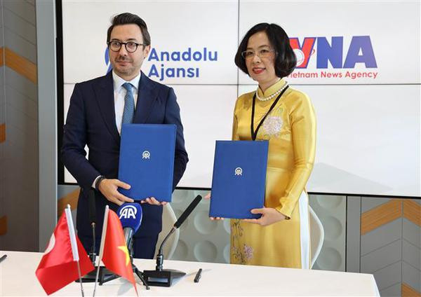 La directora general de la Agencia Vietnamita de Noticias, Vu Viet Trang, y el presidente y director ejecutivo de la agencia Anadolu (Turquía) renovaron el acuerdo de cooperación profesional. (Fotografía: VNA)