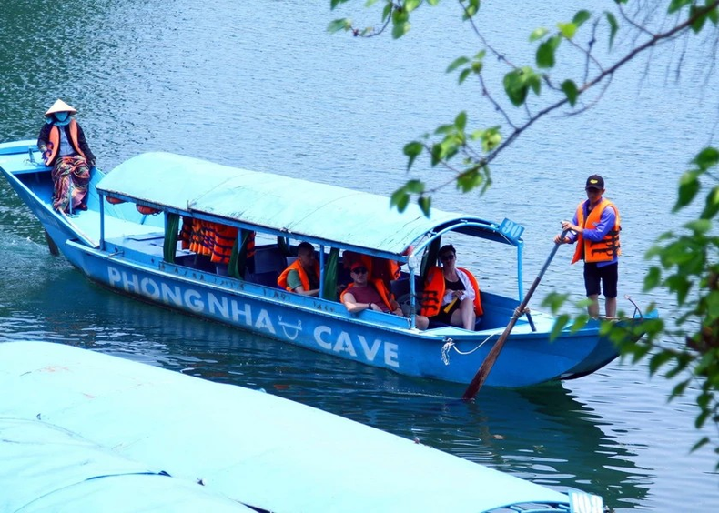 Los turistas visitan la cueva Phong Nha en el Parque Nacional Phong Nha-Ke Bang.