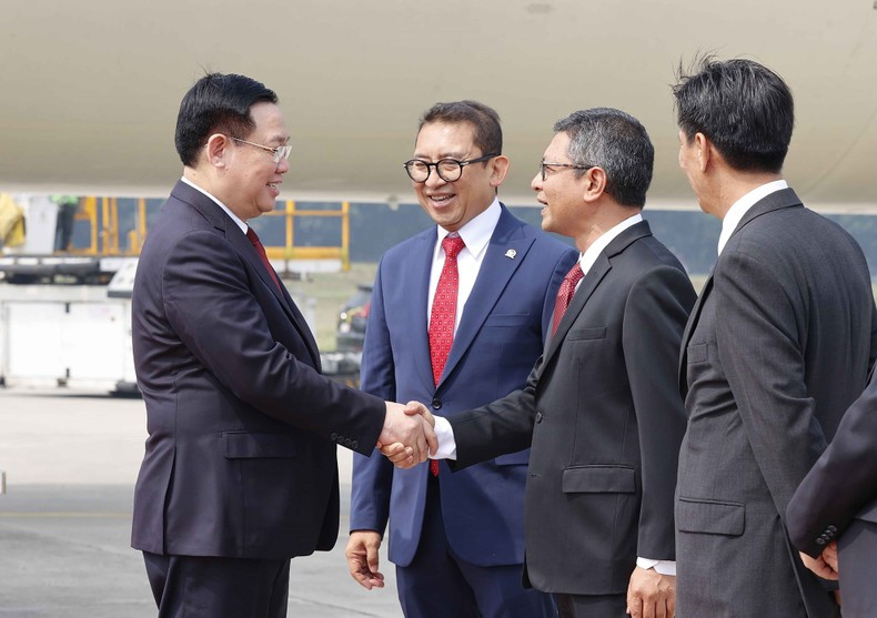 Funcionarios indonesios dan la bienvenida al presidente legislativo Vuong Dinh Hue en el Aeropuerto Internacional Soekarno Hatta, Yakarta. Funcionarios indonesios dan la bienvenida al presidente legislativo Vuong Dinh Hue en el Aeropuerto Internacional Soekarno Hatta, Yakarta.
