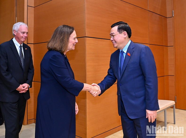 Vuong Dinh Hue y los delegados estadounidenses. Vuong Dinh Hue y los delegados estadounidenses.