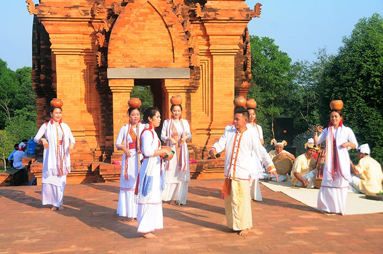 Un baile inspirado en la vida cotidiana de los Cham. Un baile inspirado en la vida cotidiana de los Cham.