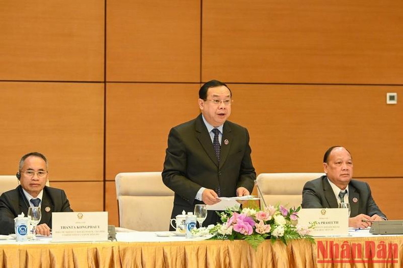 El jefe de la CRE del Parlamento de Laos, Sanya Praseuth, habla en el evento.